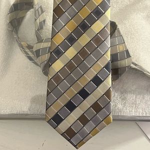 New condition mens patterned tie in shades of yellow, tan, brown & black.